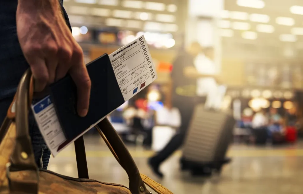 飛行機チケットとパスポートの画像
