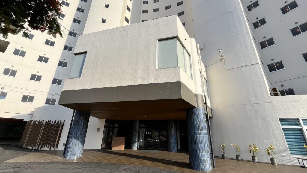 TWIN LINE HOTEL YANBARU沖縄の正面玄関