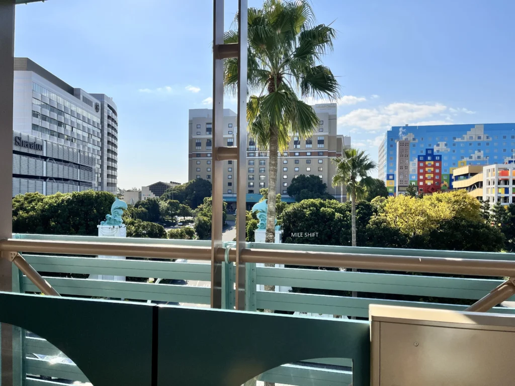 オークラ東京ベイはモノレール駅の目の前